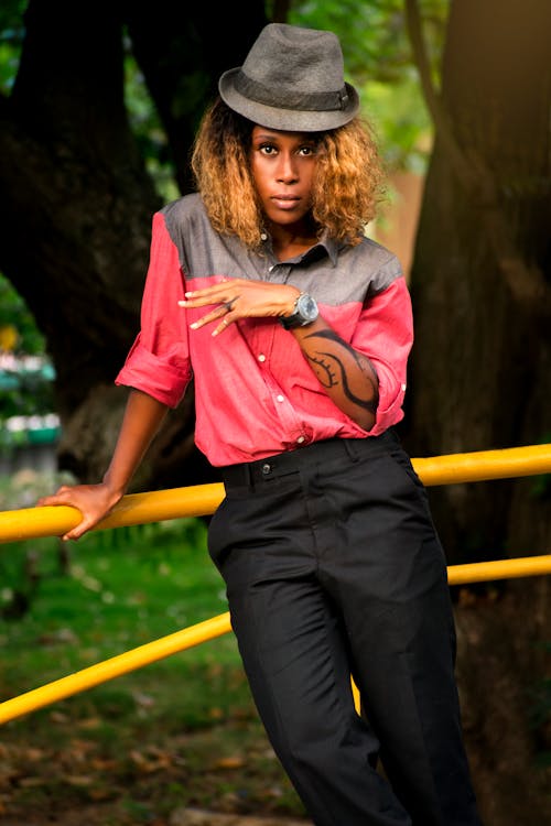 Kostenloses Stock Foto zu afroamerikaner-frau, draußen, farbige frau