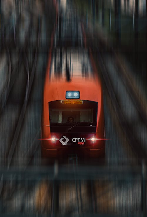免费 现代火车在铁路上快速行驶 素材图片