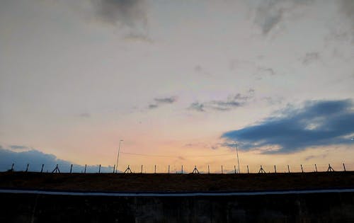 gün batımı, güzel gökyüzü, siluet içeren Ücretsiz stok fotoğraf