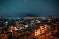 秘鲁特鲁希略迷人的夜间景观，在星空下生动地呈现了城市风貌
