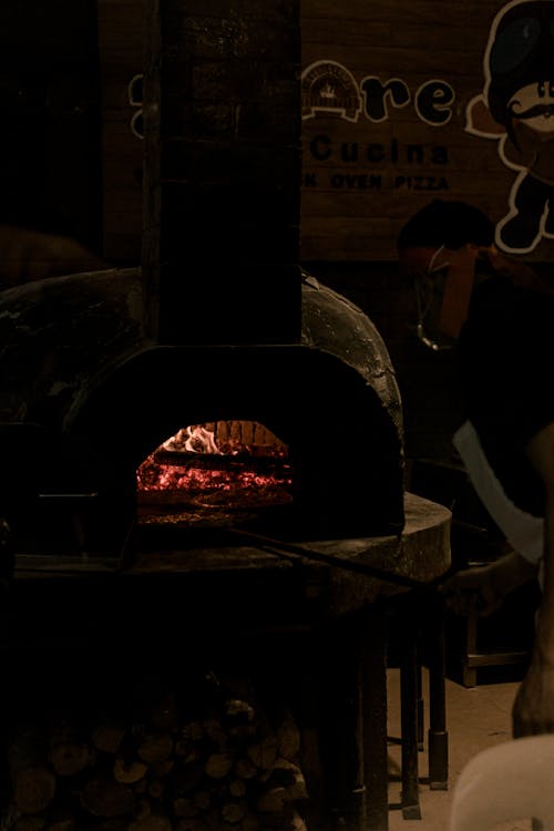 Foto profissional grátis de alimento, assar pizza, forno de tijolos