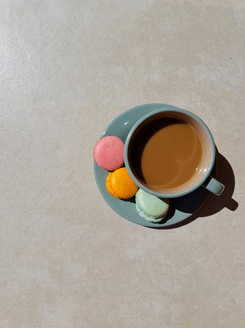 Ücretsiz abur cubur, bir fincan kahve, çekici içeren Ücretsiz stok fotoğraf Stok Fotoğraflar