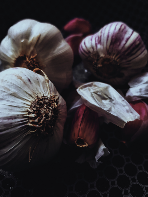 garlic cloves kitchen