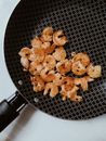 锅中煎着美味的虾，非常适合海鲜爱好者