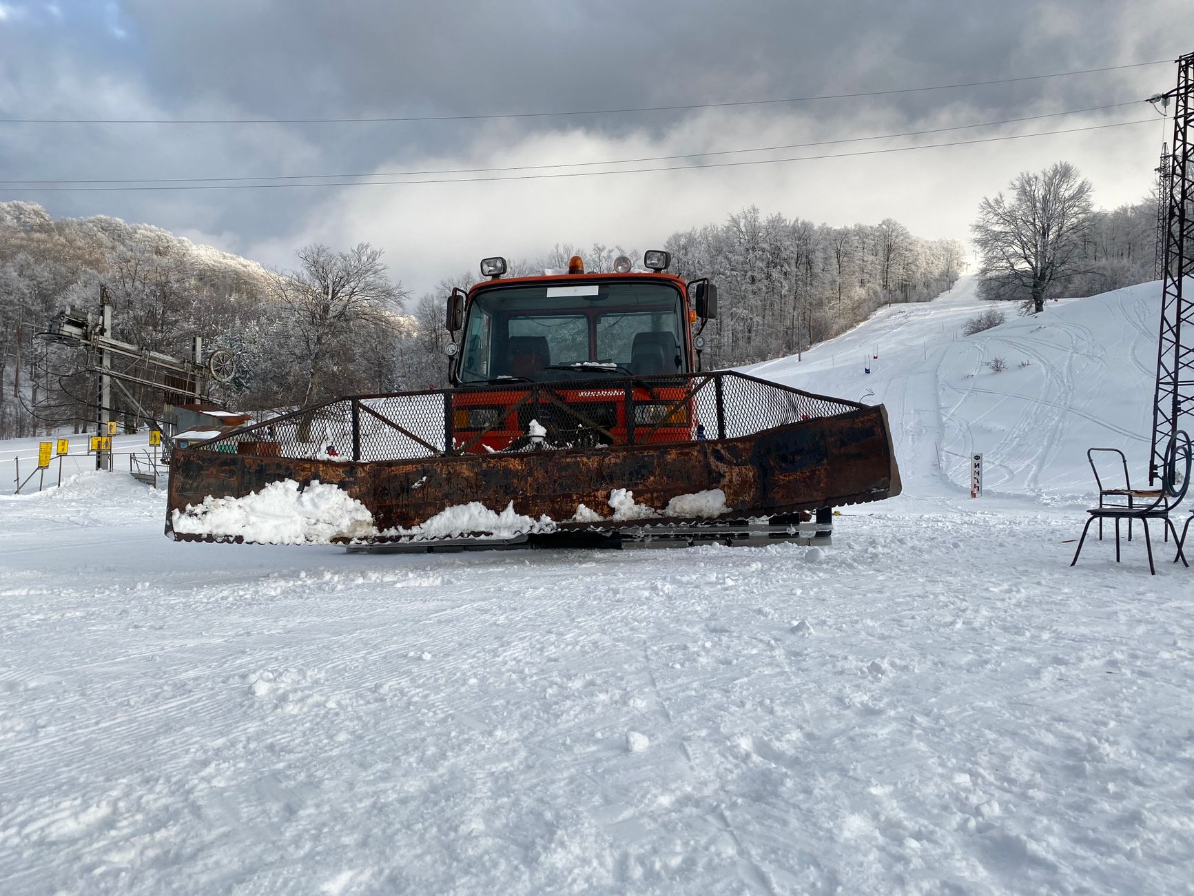 VIDEO! Peste 50 de utilaje DRDP au intervenit pentru deszăpezirea zonelor montane din Bacău, Neamț și Suceava după ninsorile de azi-noapte