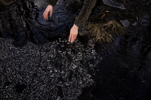 Kırsal Kesimde Göl Yakınında Kırık Cam Toplayan Kadın