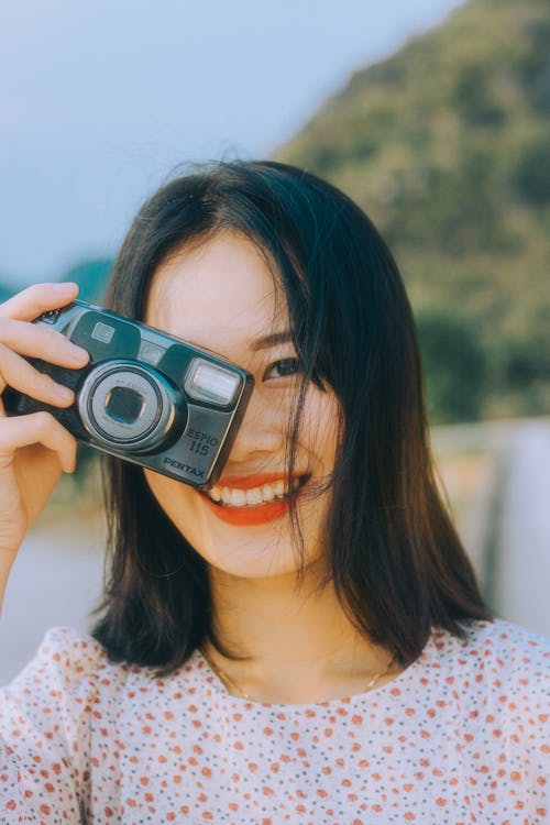 Ingyenes stockfotó analóg fényképezőgép, ázsiai nő, fényképész témában