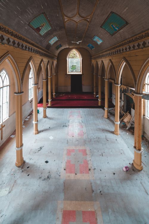 Bright hall in old cathedral with shabby walls · Free Stock Photo