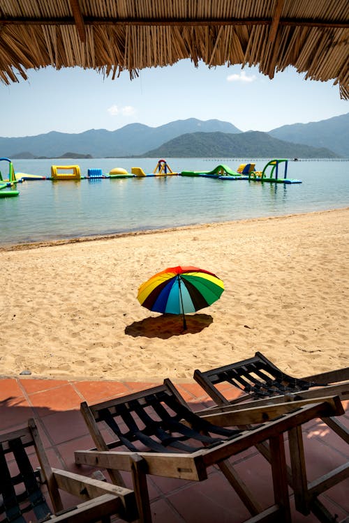 Free Blue Yellow and Green Umbrella on Beach Stock Photo คำค้นหารูป ใน Pexels