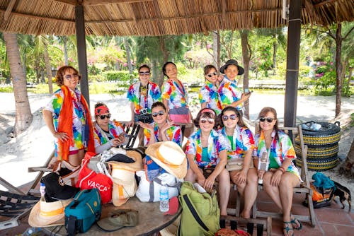 Kostenloses Stock Foto zu asiatische frauen, ausflug, buntes hemd