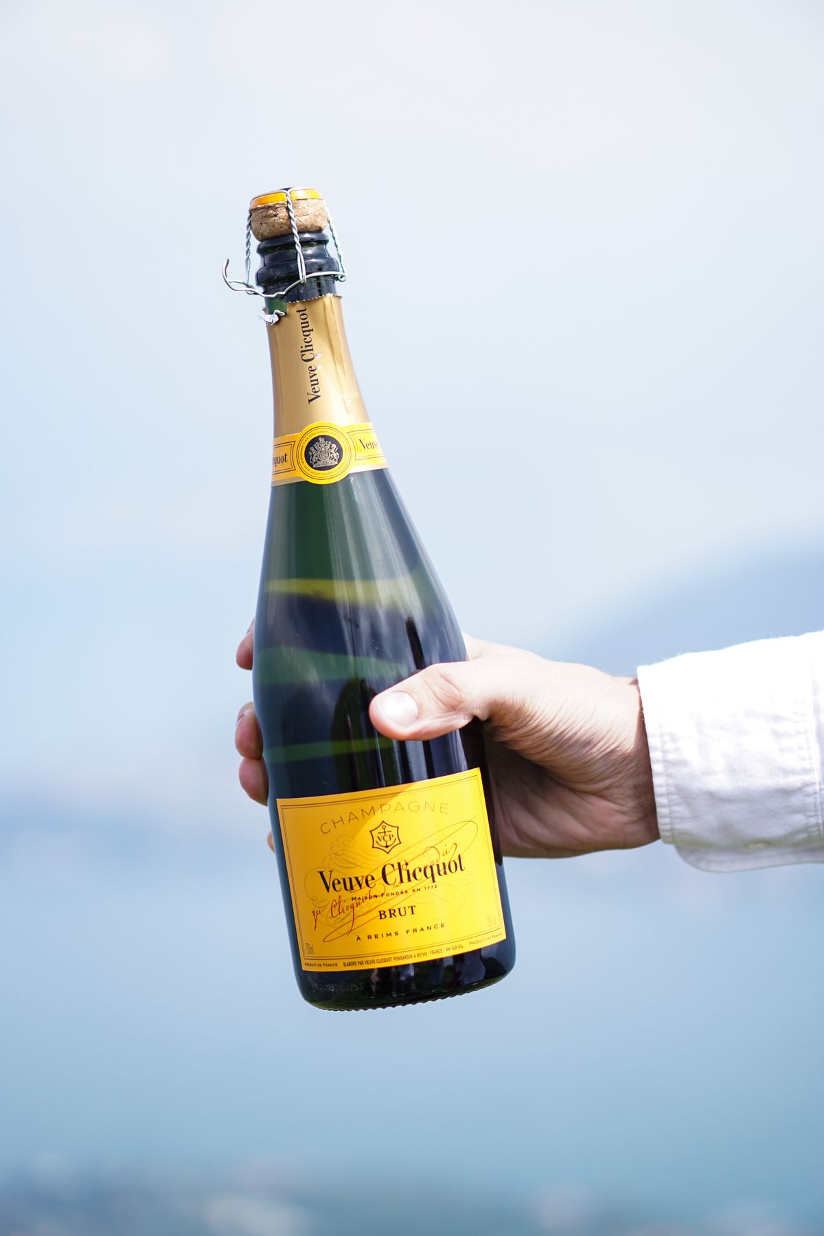 Bottiglia di Champagne Veuve Clicquot sul Lago di Como