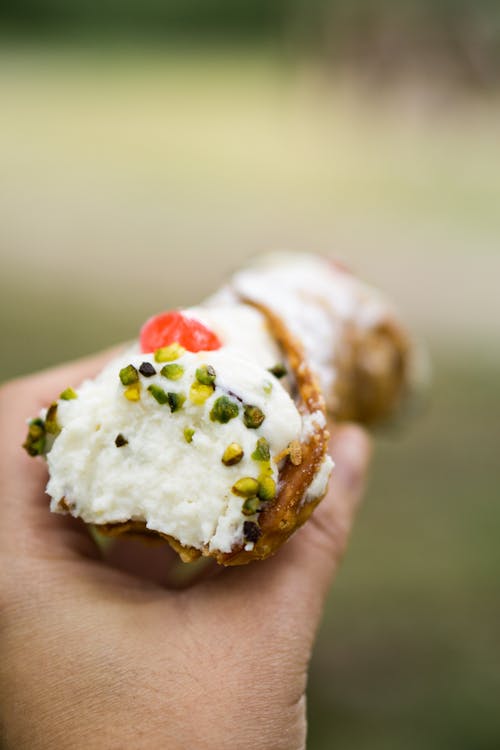 Foto stok gratis berwarna krem, cannoli, di luar rumah