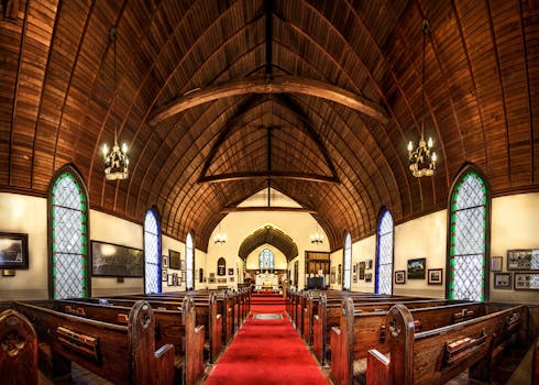 这座历史悠久的教堂内部设有木拱门、彩色玻璃和长凳