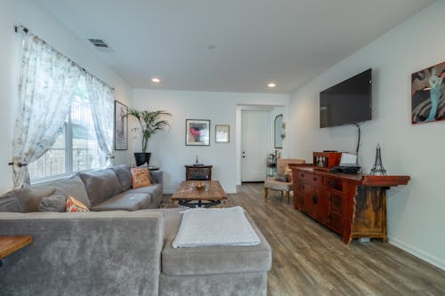 Бесплатное стоковое фото с гостиная, деревянный пол, диван