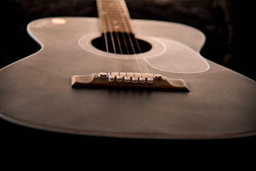 Kostenlos Kostenloses Stock Foto zu akustisch, akustische gitarre, dunkel Stock-Foto