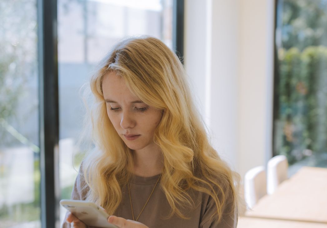 Online dating: starting a conversation on a niche platform