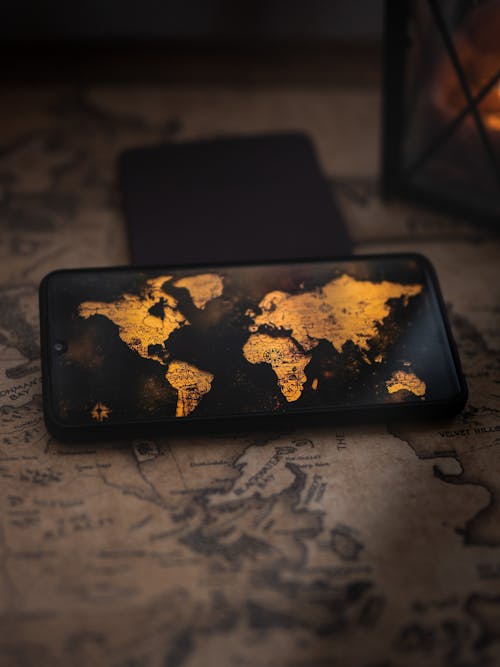 akıllı telefon, Dünya haritası, esrarlı içeren Ücretsiz stok fotoğraf