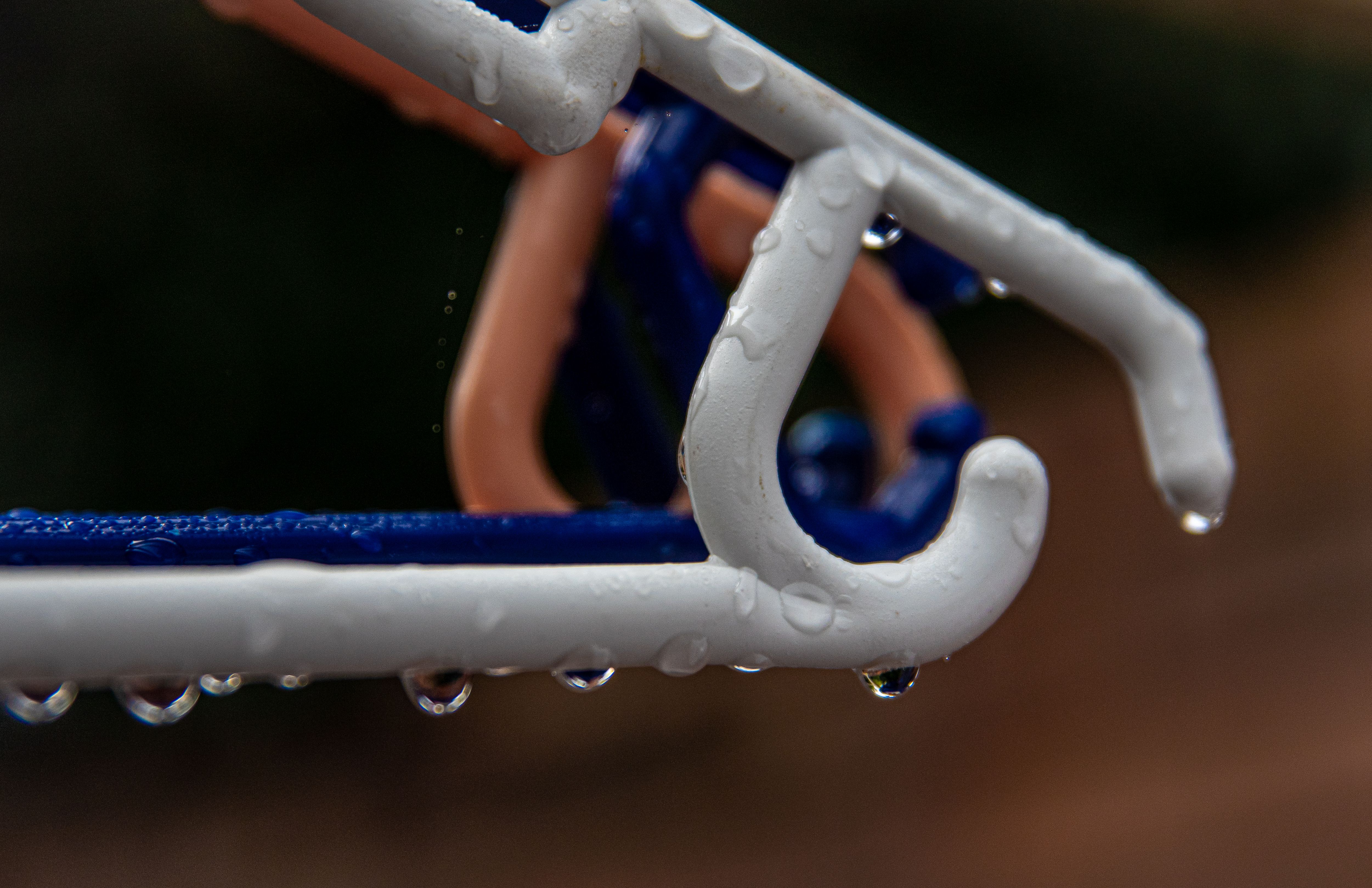 清晨潮湿的环境在塑料衣架的雨滴上得到了细致呈现