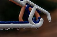 清晨潮湿的环境在塑料衣架的雨滴上得到了细致呈现