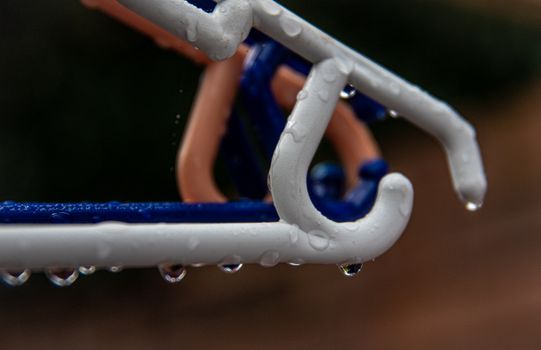 清晨潮湿的环境在塑料衣架的雨滴上得到了细致呈现