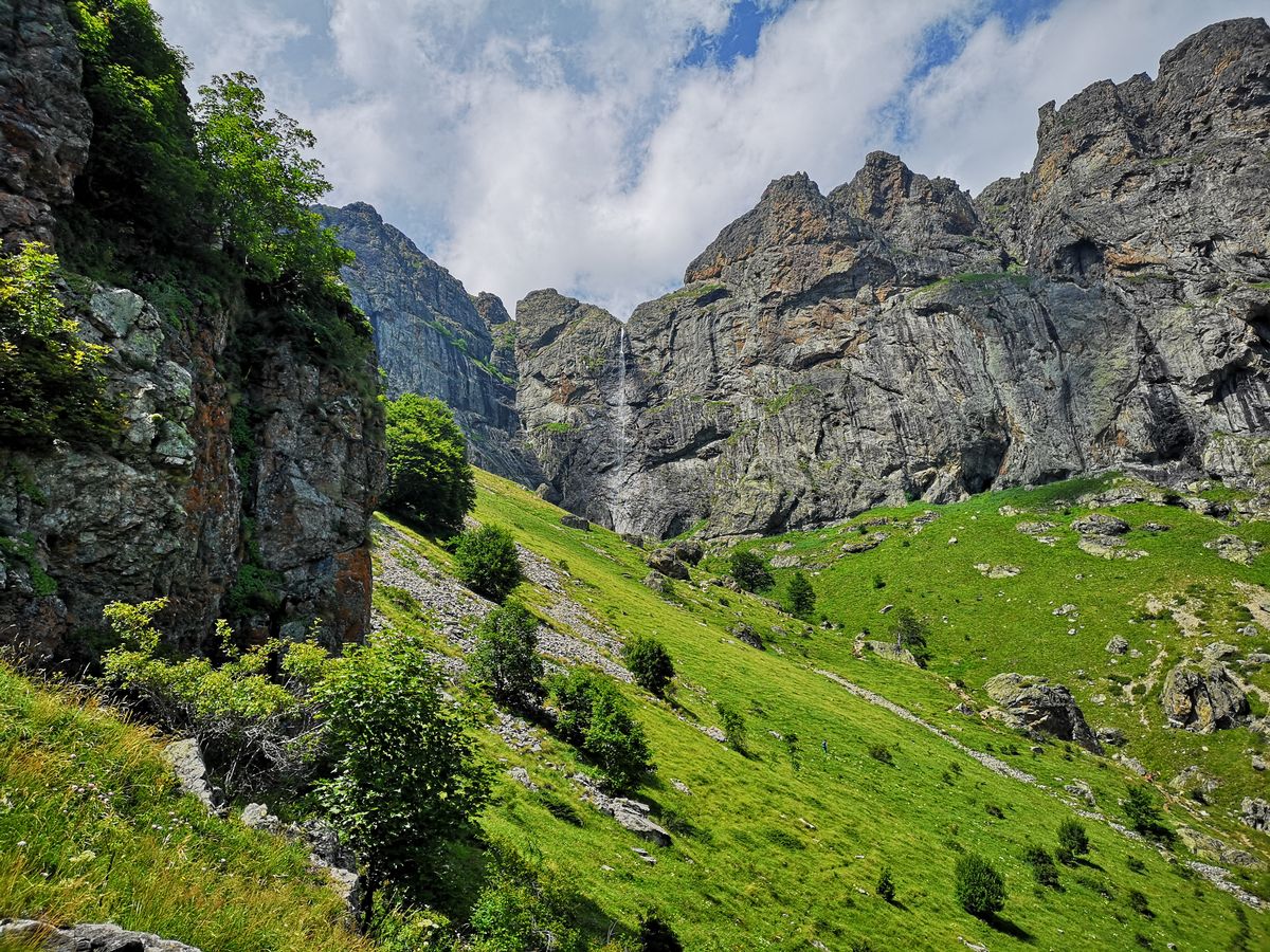 Nori peste stânci și versanți montani