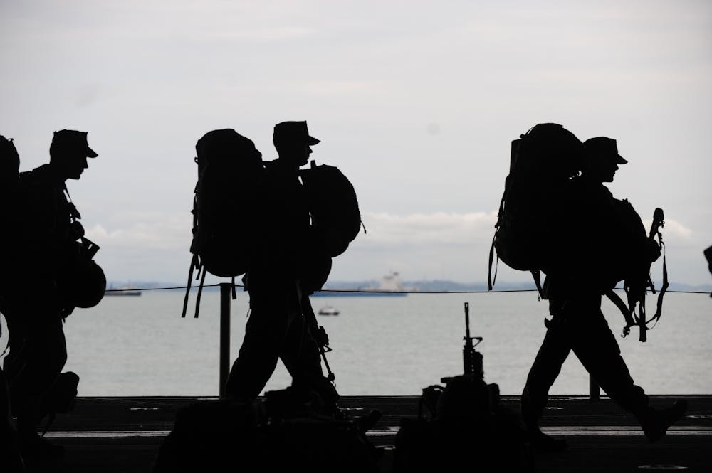 Line of soldiers walking. | Photo: Pexels
