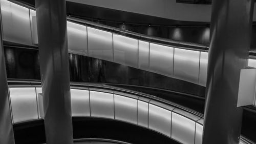 Free Explore the elegant curves and contrasts of a modern architectural walkway in this black and white photograph. Stock Photo