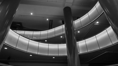 Free Artistic capture of a modern building's interior with dynamic lines and lighting. Stock Photo