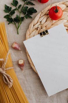 意大利烹饪中新鲜食材的俯视图，包括意大利面、西红柿和大蒜