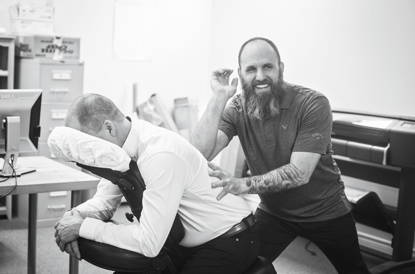 Massage sur chaise réalisé sur une personne assise dans un environnement professionnel