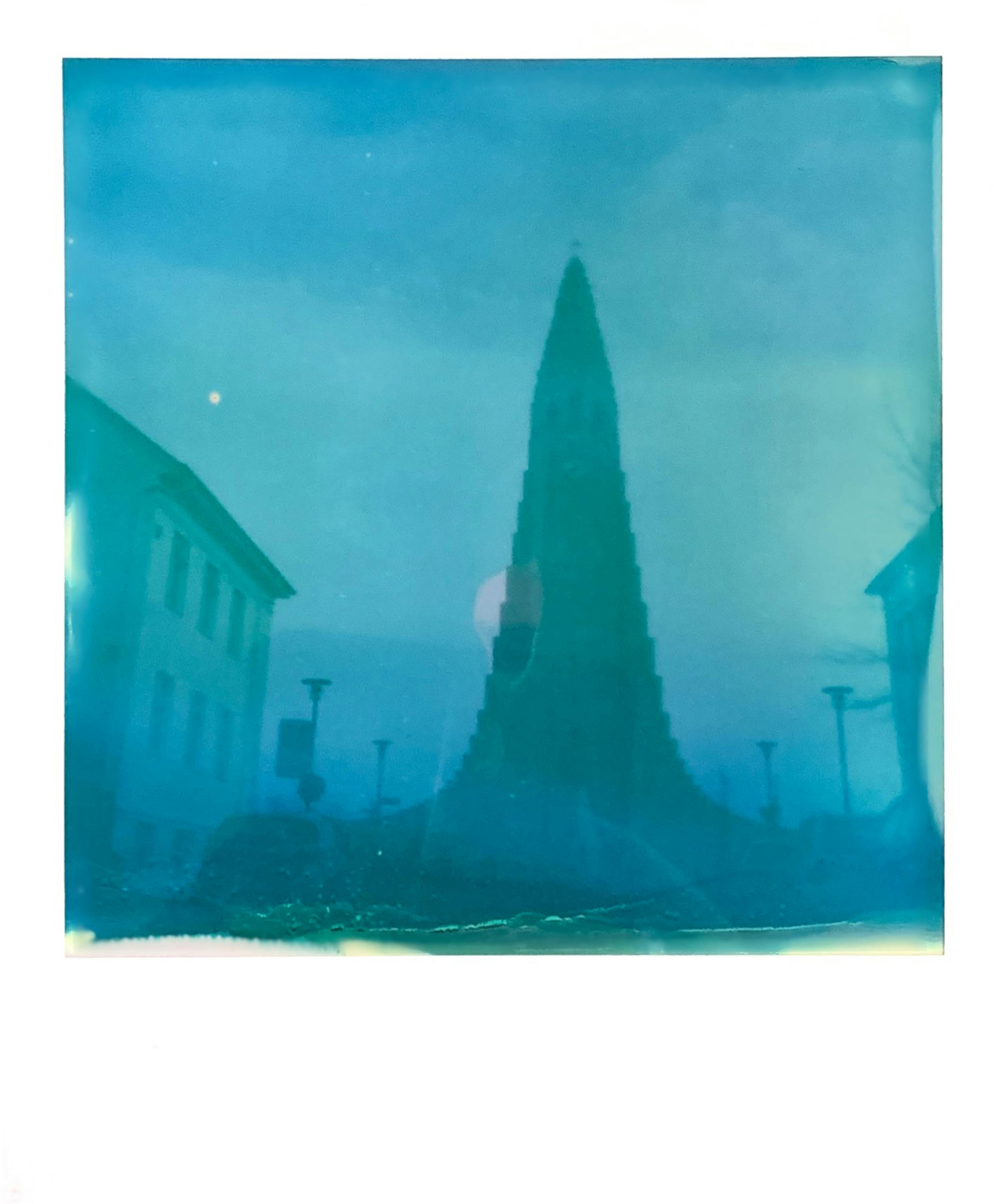 A nostalgic Polaroid photo capturing São Paulo's skyline at dusk, highlighting urban architecture.