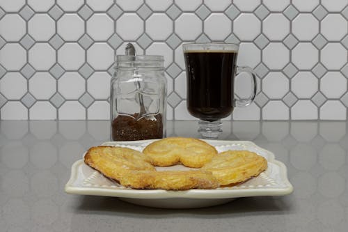 Foto profissional grátis de biscoitos, café, café preto