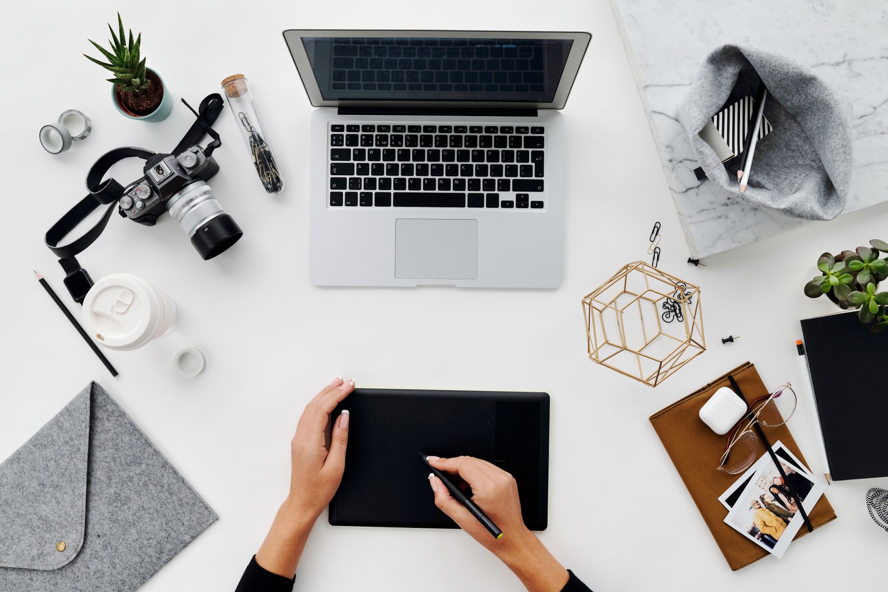 Espacio creativo con cámara y tablet
