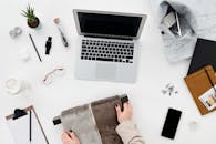 极简主义设计师的工作空间，配有笔记本电脑及配件，非常适合激发创造力和提升工作效率