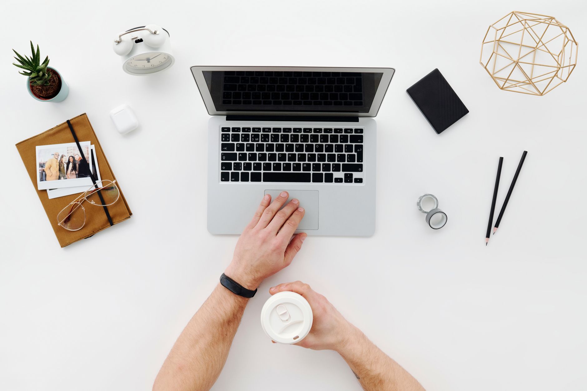 Master Your Workflow with Freelance Management Software 5 Freelancer working efficiently at a desk with organized software
