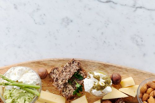 Free Top view of a gourmet cheese and cracker platter with nuts, ideal for healthy snacking and elegant serving. Stock Photo