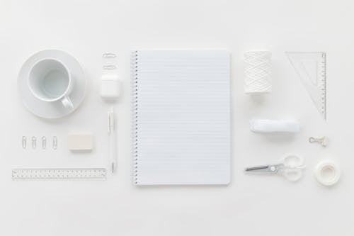 Darmowe zdjęcie z galerii z biały, biurko, laptop