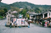 雨天，青山村传统东方建筑附近的步行区域贴出了带有日本文字的海报