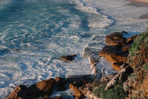 Free Explore the dramatic waves and rocky shore of Bronte Beach in New South Wales, Australia. Stock Photo