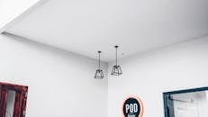 内饰采用现代简约风格，配有几何吊灯和吊舱标志