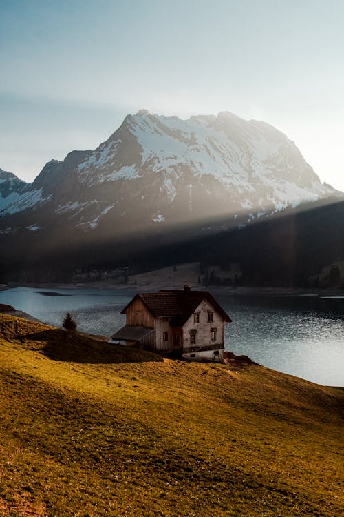 Photos gratuites de campagne, lac, maison au bord du lac