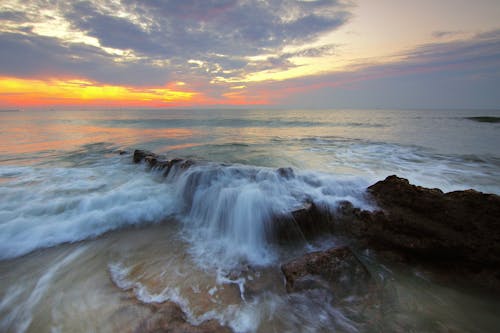 Ocean Wave Sous Un Ciel Nuageux