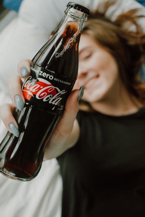 bekletilen, coca cola, el içeren Ücretsiz stok fotoğraf