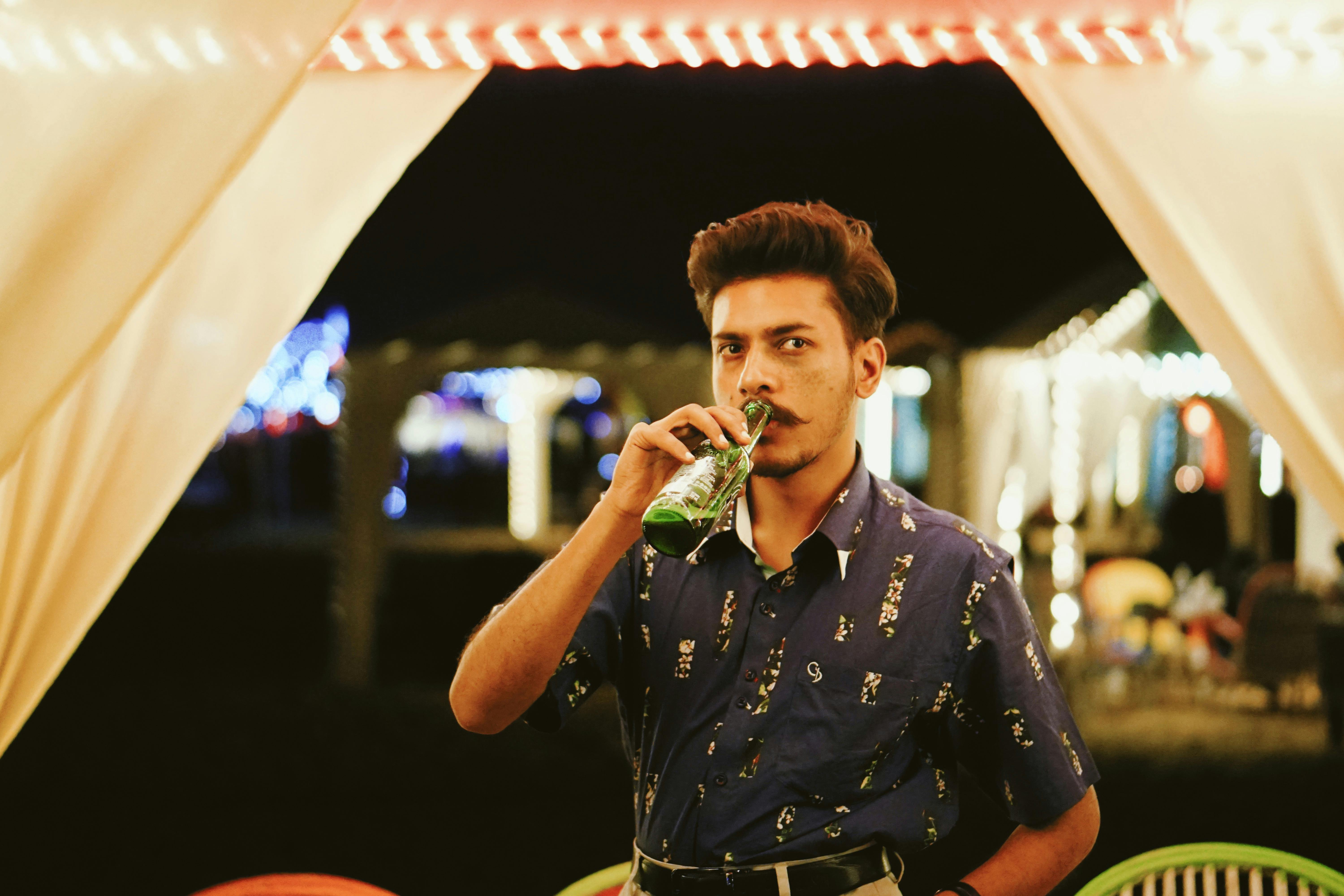 A man drinking beer at the bar. | Photo: Pexels