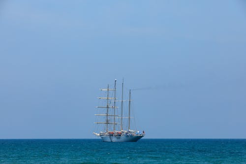 Бесплатное стоковое фото с голубое небо, корабль, круиз