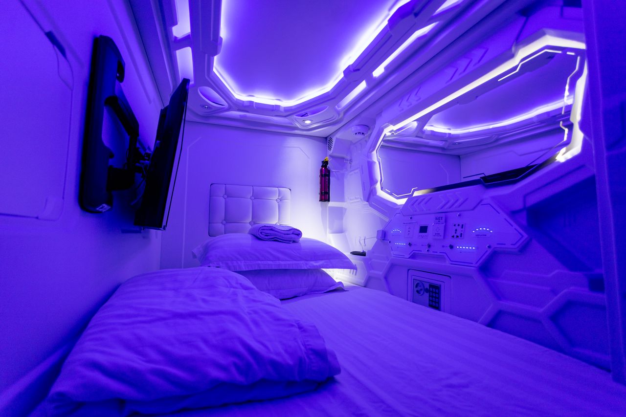 Tempat tidur nyaman di ruangan kapsul hotel futuristik