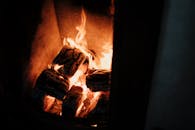 壁炉中燃烧的原木特写，温暖舒适，非常适合轻松的家庭氛围