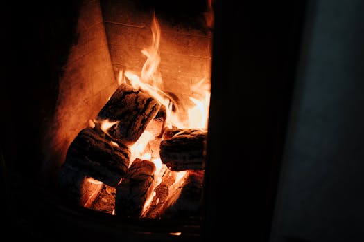 壁炉中燃烧的原木特写，温暖舒适，非常适合轻松的家庭氛围