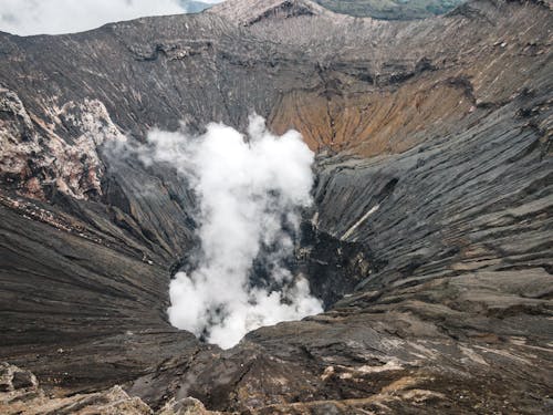 grátis Foto profissional grátis de cratera vulcânica, erupção, fumaça Foto profissional