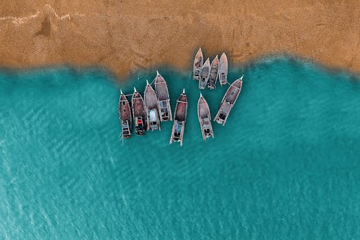 孟加拉国考克斯巴扎尔沙滩上停泊的渔船的航拍照片